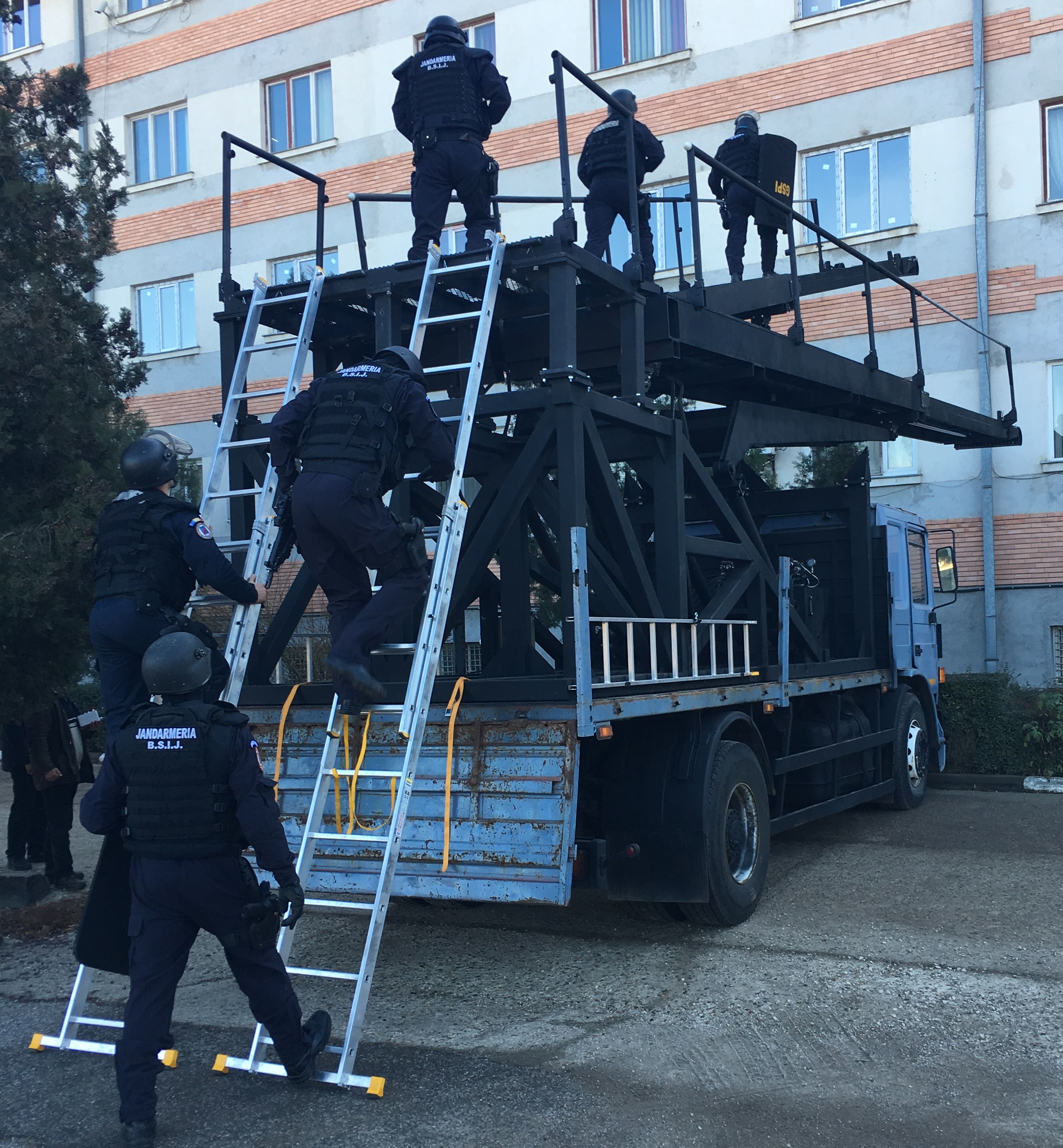 Scară (rampă) de asalt hidraulică montată pe autovehicul