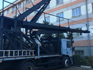 Scară (rampă) de asalt hidraulică montată pe autovehicul