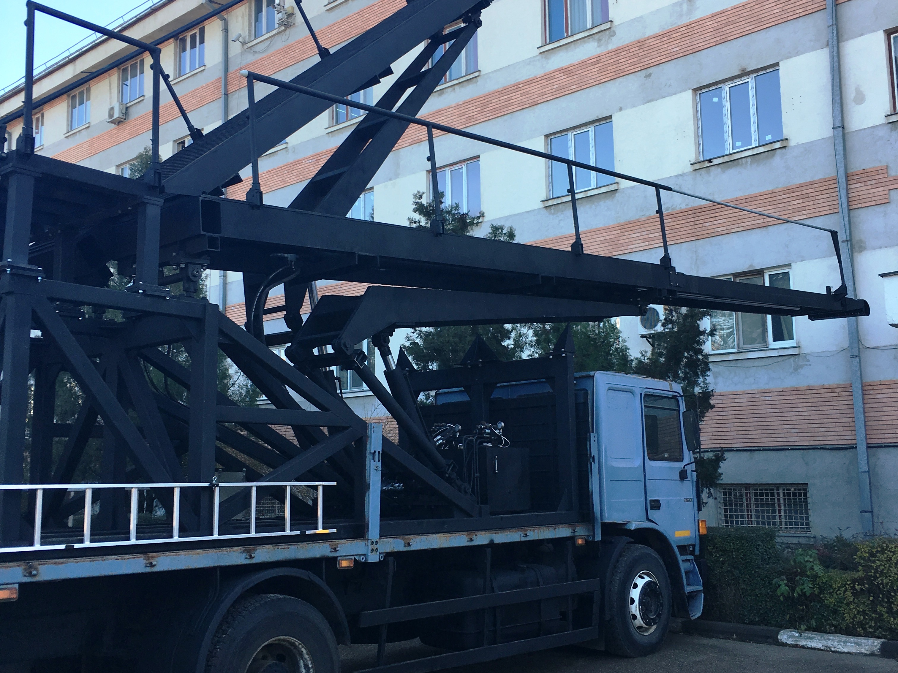 Scară (rampă) de asalt hidraulică montată pe autovehicul
