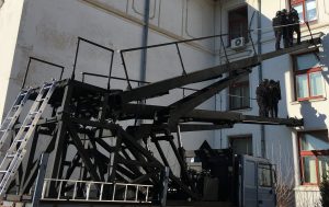 Scară (rampă) de asalt hidraulică montată pe autovehicul